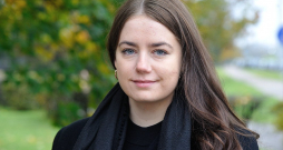 Endīne Bērziņa: "Cenšos veidot mākslu, kas ir godīga, un varbūt pārāk daudz runāju par savām lietām. Mēģinu savu pieredzi pārveidot mākslā."