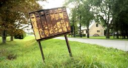 Kopumā “Latvijas pastā” reģistrēts vairāk nekā viens miljons 270 tūkstoši adrešu, un no tām aptuveni 90 tūkstošos pastkastīšu nav iespējama droša sūtījumu piegāde.