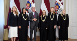 Tieslietu ministre Inese Lībiņa-Egnere (no kreisās), Vidzemes rajona tiesas tiesnese Zane Actiņa, Valsts prezidents Edgars Rinkēvičs, Rīgas rajona tiesas tiesnese Zane Ozoliņa, Kurzemes rajona tiesas tiesnese Ilze Vasiļjeva un Rīgas pilsētas tiesas tiesnese Santa Vīgante piedalās tiesnešu zvēresta svinīgajā ceremonijā Rīgas pilī. 