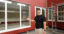 "20 gadu darbības laikā uzņēmums ir ieguvis stabila un uzticama partnera reputāciju Eiropas tirgū. Aptuveni 90% moduļu tiek eksportēti. Lielākais eksporta tirgus vēsturiski ir Skandināvijas valstis – Zviedrija, Dānija un Norvēģija," ir gandarīts "VIA-S modular houses" pārdošanas vadītājs Emīls Glazūns.