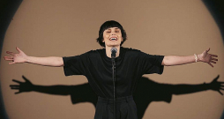 Dārta Daneviča Dailes teātra izrādē "Zēni nav meitenes". Dārta Daneviča Dailes teātra izrādē "Zēni nav meitenes".