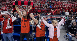 Viļņas "Rytas" basketbolistus, kājās stāvot, atbalsta ne tikai fanu sektors, bet vēl arī liela daļa skatītāju, tādējādi atmosfēra ir tiešām iespaidīga.