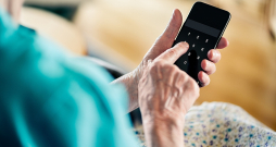 Lai arī kopumā pieprasījums pēc podziņu telefoniem ar katru gadu samazinās, mobilo sakaru operatori mierina, ka arī turpmāk būs iespējams tos izmantot saziņai mobilo telekomunikāciju tīklos.