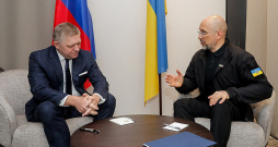 Slovākijas premjerministrs Roberts Fico (no kreisās) un Ukrainas premjerministrs Deniss Šmihaļs Ukrainas pilsētā Užhorodā apspriež enerģētikas jautājumus.