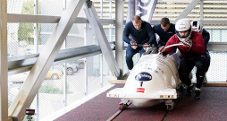 Latvijas bobsleja izlases pirmā ekipāža ar pilotu Jēkabu Kalendu treniņā "Daugavas" stadiona starta estakādē.