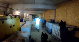Šādās laboratorijās ražošanas procesi ir ļoti bīstami, jo tiek izmantotas indīgas gaistošas vielas, piemēram, broms.