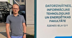 "Baltijas elektroenerģijas bilanci īsumā varētu raksturot ar vārdiem "lētu ģenerācijas jaudu deficīts". Proti, no tehniskā viedokļa Baltijā ir pietiekami daudz elektrostaciju, lai nosegtu pieprasījumu, taču lielākās no tām izmanto dabasgāzi un degslānekli, kuru saražotās elektroenerģijas pašizmaksa neizbēgami ir salīdzinoši dārga, ņemot vērā gan kurināmā, gan oglekļa dioksīda emisiju kvotu cenas," vērtē Rīgas Tehniskās universitātes Industriālās elektronikas, elektrotehnikas un enerģētikas institūta vadošais pētnieks Kārlis Baltputnis.
