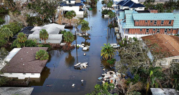 Applūdušās ielas Sjestakī, Floridas rietumos.