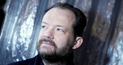 Andris Nelsons: "Rīga man ir īpaši nozīmīga pilsēta, jo šeit esmu dzimis, šeit dzīvo mani vecāki, mācās mana meitiņa un tieši šeit es uzsāku savu ceļu pie mūzikas."