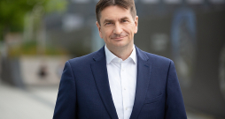 "Ignitis Group" valdes priekšsēdētājs Darjus Maikštens: "Pastāv vairāki atšķirīgi viedokļi, uz kurieni tieši Baltijas valstīs vajadzētu vilkt elektroenerģijas eksporta kabeli no Vācijas. Mans personiskais un "Ignitis Group" viedoklis ir tāds, ka piemērotākā vieta šādam savienojumam būtu Latvijas teritorijā, uz dienvidiem no Liepājas."