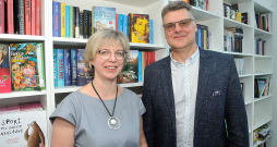 "Latvijas Mediji" komercdirektors Aigars Stankēvičs un SIA "Globuss A" un "Latvijas grāmata" valdes locekle Evija Veide: "Latvijas pircējam vēl joprojām patīk sajust grāmatu smaržu, aptaustīt tās, paturēt rokā un pašķirstīt pirms pirkšanas, tādēļ fizisko grāmatnīcu pārdošanas rādītāji joprojām apsteidz interneta grāmatnīcu datus."