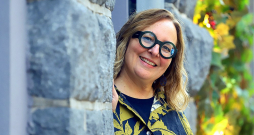 Vanda Dauksta: "Amerikā būt par latvieti ir hobijs, kas prasa laiku un lielus līdzekļus. Bet Latvijā tu vienkārši esi latvietis un dari brīvajā laikā to, kas tevi interesē."