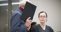 Bijušais "Stasi" virsnieks Martins Manfrēds N. tiesā savu vainu neatzina, slēpa seju no fotogrāfiem un procesa laikā nebilda ne vārda.