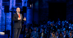 Jānis Sārts šā gada 8. oktobrī uzrunā NATO stratēģiskās komunikācijas izcilības centra konferences "Riga StratCom Dialogue 2024" dalībniekus. Pasākums, kuru centrs sauc par savu gada centrālo notikumu, pulcē vairāk nekā 700 augstākā līmeņa stratēģiskās komunikācijas profesionāļus no visas pasaules un ir unikāls kā šāda veida diskusiju platforma.