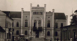 Kuldīgas rātsnams 20. gadsimta sākumā. 1933. gadā pilsēta bijauz bankrota sliekšņa – rātsnams esot galīgi nolaists, ielu bruģis bedrains, tilts pār
Alekšupīti pilsētā tuvu sabrukumam.
