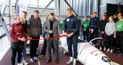 Skeletoniste Kamila Aleksa Krustiņa (no kreisās), Latvijas Bobsleja un Skeletona federācijas valdes locekle Janika Judeika, bobsleja treneris Sandis Prūsis, SIA "Latvijas Nacionālais sporta centrs" valdes loceklis Andris Pārups un bobslejists Matīss Miknis piedalās jaunatklātās bezledus starta estakādes svinīgajā atklāšanas pasākumā vieglatlētikas manēžā "Daugava".