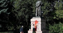 Barklaja de Tolli piemineklis šā gada septembrī tika apķēpāts ar krāsu, ko pašvaldības uzņēmuma darbiniekiem nācās notīrīt.