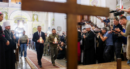 Polijas prezidents Andžejs Duda un Ukrainas prezidents Volodimirs Zelenskis pagājušā gada 9. jūlijā Ukrainas pilsētas Luckas Svēto apustuļu Pētera un Pāvila katedrālē pieminēja Volīnijas slaktiņa upurus.