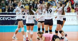 "RSU/MSĢ" volejbolistes cienījami pretojās Grieķijas klubam Atēnu "AEK", kurā šosezon savākts jaudīgs sastāvs.