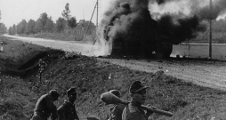Vācu karavīri pie sašauta padomju tanka 1944. gada oktobrī Kurzemē.