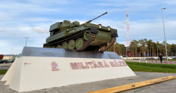 Jaunā militarizētās tēlniecības kompozīcija pie Nacionālo bruņoto spēku militārās bāzes Kadagā.