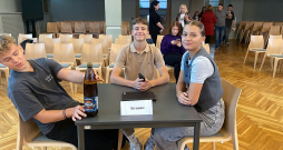 Erudīcijas konkursā "Jānis Čakste un Jelgava" uzvarējusi Jelgavas 4. vidusskolas komanda "Straume": Lauris Graudulis (no kreisās), Toms Baškevics un Laine Viatere.