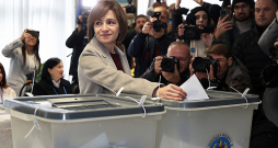 Moldovas prezidente Maija Sandu nobalsoja vēlēšanu iecirknī Kišiņevā, izpelnoties lielu mediju uzmanību.