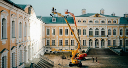 Rundāles pils pēdējos desmit gados ir bijusi filmēšanas vieta vairākām starptautiski atzītām filmām un seriāliem. Attēlā: pils Zelta zāles izgaismošana seriāla "Sisī" uzņemšanas laikā 2021. gadā.