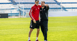 Roberts Mežeckis (no labās) Latvijas izlases treniņā joko ar galveno treneri Paolo Nikolato.