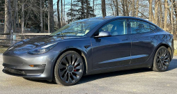 Viens no Latvijā populārākajiem lietotajiem elektroauto ir "Tesla Model s". Trīs gadus un nepilnus 100 000 km braukts, tas cenā zaudē pusi un šajā ziņā top līdzīgs jaunam kompaktam benzīna krosoveram.