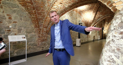No senuma un autentiskuma viedokļa krāšņajā Rīgas pils pagrabā sazīmējami mūrējumi, kas vēsta vēl par 14. gadsimtā celto un rīdzinieku nemieros sagrauto pili, stāsta LNVM direktora vietnieks zinātniskajā darbā Toms Ķikuts.