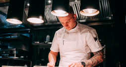 Kristaps Sīlis par pavāru strādā jau vairāk nekā divdesmit gadus. Viņa šovasar izveidotais "JOHN Chef's Hall" kļuvis par otro restorānu Latvijā, kas saņēmis "Michelin" zvaigzni. "Kad uzzināju, ka esam saņēmuši "Michelin" zvaigzni, biju šokā. Pirms četriem gadiem, kad vērām vaļā restorānu "JOHN", biju pārliecināts, ka "Michelin" zvaigznes Latvijā nekad nebūs. Man "Michelin" vienmēr ir šķitis kaut kas tāls un nesasniedzams, līdzīgi kā zvaigznes pie debesīm, kuras var tikai vērot no malas," saka "JOHN Chef's Hall" šefpavārs Kristaps Sīlis.