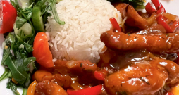 Stirnas gaļas Stir-Fry ar dārzeņiem un rīsiem.