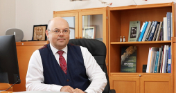 "Sintētisko aviācijas degvielu iegūst oglekļa un ūdeņraža sintēzes procesā. Ja Latvija spēj piedāvāt zaļo enerģiju par konkurētspējīgām cenām, šādas degvielas ražošanai varētu būt liela perspektīva. Tikai jāņem vērā, ka būs jākonkurē globālajā tirgū, būs jāpierāda, ka esam efektīvi visā aprites ekonomikas ciklā," vērtē Satiksmes ministrijas Aviācijas departamenta vadītājs Artūrs Kokars.