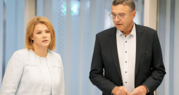Ministru prezidente Evika Siliņa un Saeimas Budžeta komisijas priekšsēdētājs Jānis Reirs.