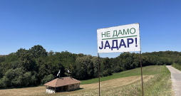 Nonākot kalnrūpniecības objektam paredzētajā teritorijā Jadaras ielejā, Serbijas lauku ainu nomaina pavisam cita – tukšas, pamestas mājas, kurām lielākoties jau noņemti jumti, un to priekšā atrodami brīdinoši uzraksti – "briesmas", "norobežota teritorija", "ieeja tikai ar atļauju".