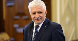 Saeimas Mandātu, ētikas un iesniegumu komisijas vadītājs Jānis Vucāns: "Pieļauju, ka mēs varam veikt precizējumus Ētikas kodeksā, bet līdz šim esam labi tikuši galā arī ar esošo regulējumu, jo pamatā tomēr ir deputātu godaprāts."