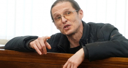 Apsūdzētais Krievijas pilsonis Viktors Krivošejs tiesas sēdē.
