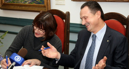 Latvijas Nacionālā mākslas muzeja direktore Māra Lāce un SIA "Alfor" prezidents Jānis Zuzāns 2008. gada 9. janvārī paraksta nodomu protokolu par Purvīša balvas vizuālajā mākslā dibināšanu.