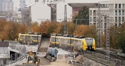 "Rail Baltica" nākotne joprojām miglā tīta: savienojumu ar Rīgu, iespējams, izdosies uzbūvēt tikai no vienas puses, savukārt jaunās trases sliedes līdz Igaunijai kritiski svarīgajā 2030. gadā var arī nebūt.