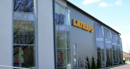 "Latraps" biroja ēka Elejā. 