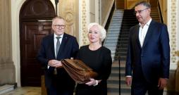 Saeimas priekšsēdētāja Daiga Mieriņa algu deputātu neiesaldēšanu iepriekš pamatojusi tā: "Pavisam iesaldējot mēnešalgas, nepalielinot ne par vienu procenta punktu saspringtā budžeta situācijā, turpmākajos gados var rasties situācija, ka deputātu mēnešalgas var palielināties ļoti krasi, kas prasīs nesamērīgi augstu kāpumu Saeimas budžetam." Šī argumentācija ir absurda un dīvaina, jo likumdevējam ir visas iespējas mainīt likumus. Arī likumu, kas paredz, ka deputātu algas automātiski pēc noteikta koeficienta katru gadu tiek pielīdzinātas (lasi – paaugstinātas) bāzes mēnešalgai valstī, savulaik ir pieņēmis parlaments. Nekas neliedz Saeimai pašas pieņemtos likumus mainīt.
