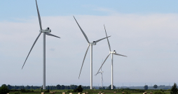 Lai visas pašlaik pieteiktās vēja jaudas realizētu, Latvijā jāizbūvē ap 120 jaunu vēja turbīnu: zinot, ka vienas modernās turbīnas jauda ir ap 7 MW.
