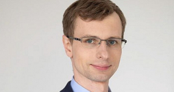 "Ilgtermiņā dabasgāzes patēriņš samazināsies, jo Latvijas un Eiropas Savienības mērķis ir dekarbonizēt enerģētikas nozari, kas ietver arī atkarības mazināšanu no dabasgāzes." Jānis Negribs, Sabiedrisko pakalpojumu regulēšanas komisijas (SPRK) Enerģētikas departamenta direktors.