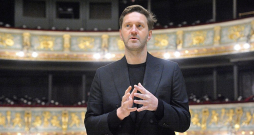 Sandis Voldiņš: „Tā ir pat priekšrocība, ka esmu strādājis operā un pietiekami labi zinu gan tās spēcīgās, gan arī stiprināmās puses, jo mums gluži vienkārši nav laika ieskrieties.”