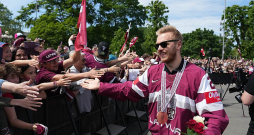 Kārlis Čukste vēl pagājušajā pavasarī izbaudīja to milzīgo eiforiju, kas bija pie Brīvības pieminekļa, tautai sveicot bronzas medaļniekus. Nu viņš spēlēšanai licis punktu, taču slidas nav iesviedis kaktā, bet ķēries pie trenera amata.