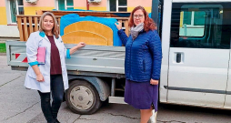 Aizkraukles slimnīcas galvenā māsa Iveta Leškeviča (no kreisās) un Aizkraukles novada Sociālā dienesta vecākā sociālā darbiniece ģimenēm ar bērniem Līva Skābarniece organizē ziedoto gultu nogādāšanu jaunajiem lietotājiem.