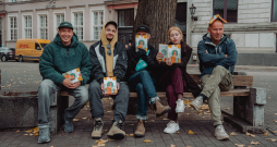 Albumā "Caur bolsim as eju" apkopoti 17 skaņdarbi, kuru pamatā ir 20. gadsimta latgaliešu dzejnieka Seimaņa Putāna darbi.