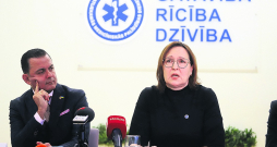 Veselības ministrs Hosams Abu Meri un NMPD direktore Liene Cipule preses konferencē šā gada februārī, kur jau toreiz žurnālistiem tika stāstīts pasākumā par dienesta stratēģisko attīstību un divu personu brigāžu izveidi kā stratēģisku pārmaiņu risinājumu.