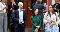 Saeimas frakcijas "Progresīvie" vadītājs Andris Šuvajevs (no kreisās), Saeimas deputāte Maira Lūse un Saeimas priekšsēdētājas biedre Antoņina Ņenaševa piedalās Rīgas Kvīru kora dziedošajā protestā pie Saeimas nama par laulību vienlīdzību Latvijā.